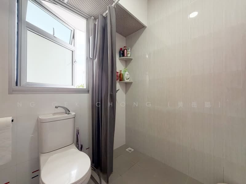 421B Northshore Drive, 421B Northshore Drive, 3 Bedrooms, 1,001 sqft, HDB Flat For Sale, by Ng Gek Chong (黄岳聪), 500230589 - Bathroom - PropertyGuru.com.sg