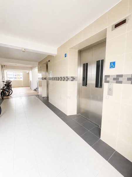 9 Lorong 7 Toa Payoh, 9 Lorong 7 Toa Payoh, 2 Bedrooms, 710 sqft, HDB Flat For Sale, by Sharlene Teo, 500230593 - Corridor - PropertyGuru.com.sg