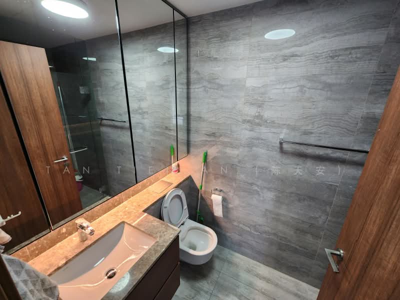Fourth Avenue Residences, 8 Fourth Avenue, 2 Bedrooms, 710 sqft, Condominium For Rent, by Tan Tien An (陈天安), 500230595 - Master Bathroom - PropertyGuru.com.sg