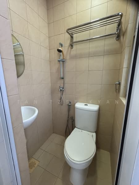 Crystal Heights, 75 Pasir Panjang Hill, 3 Bedrooms, 1,109 sqft, Apartment For Rent, by Tan Tzse Kyan, 500230598 - Bathroom - PropertyGuru.com.sg