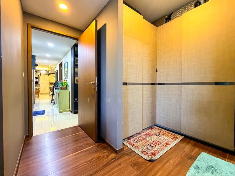 Bellewoods, 116 Woodlands Avenue 5, 4 Bedrooms, 1,345 sqft, Executive Condominium For Sale, by Shah Marican, 500230601 - Walk In Wardrobe - PropertyGuru.com.sg