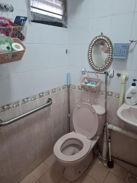 523 Ang Mo Kio Avenue 5, 523 Ang Mo Kio Avenue 5, 2 Bedrooms, 732 sqft, HDB Flat For Rent, by Agnes Choy, 500230625 - Bathroom - PropertyGuru.com.sg
