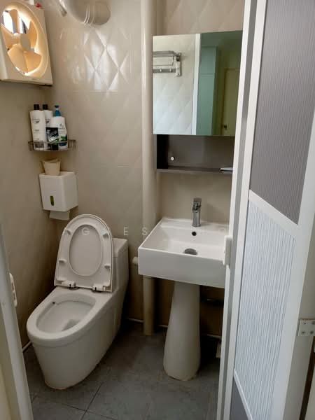 160 Yishun Street 11, 160 Yishun Street 11, 2 Bedrooms, 882 sqft, HDB Flat For Sale, by Agnes Choy, 500230669 - Bathroom - PropertyGuru.com.sg