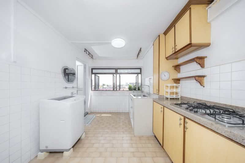 230 Serangoon Avenue 4, 230 Serangoon Avenue 4, 2 Bedrooms, 721 sqft, HDB Flat For Sale, by Asaph Mathew, 500230671 - Kitchen - PropertyGuru.com.sg