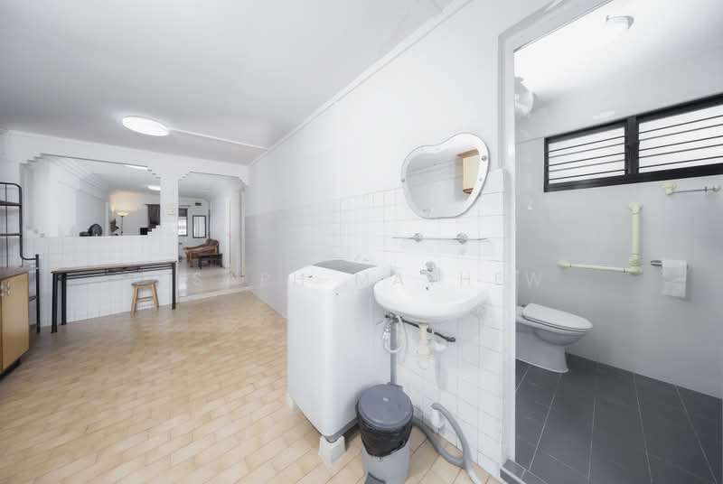 230 Serangoon Avenue 4, 230 Serangoon Avenue 4, 2 Bedrooms, 721 sqft, HDB Flat For Sale, by Asaph Mathew, 500230671 - Bathroom - PropertyGuru.com.sg