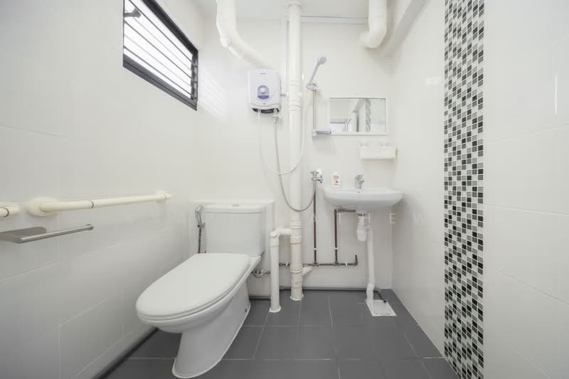 230 Serangoon Avenue 4, 230 Serangoon Avenue 4, 2 Bedrooms, 721 sqft, HDB Flat For Sale, by Asaph Mathew, 500230671 - Bathroom - PropertyGuru.com.sg