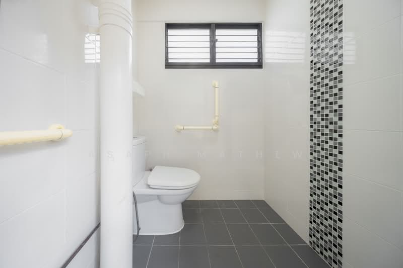 230 Serangoon Avenue 4, 230 Serangoon Avenue 4, 2 Bedrooms, 721 sqft, HDB Flat For Sale, by Asaph Mathew, 500230671 - Bathroom - PropertyGuru.com.sg