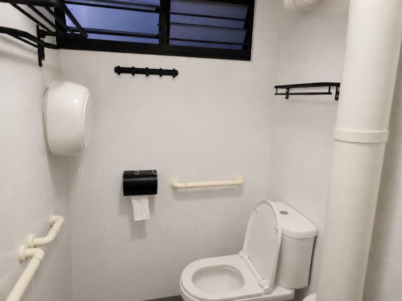 233 Ang Mo Kio Avenue 3, 233 Ang Mo Kio Avenue 3, 2 Bedrooms, 721 sqft, HDB Flat For Sale, by Rayson Cheong, 500230700 - Bathroom - PropertyGuru.com.sg