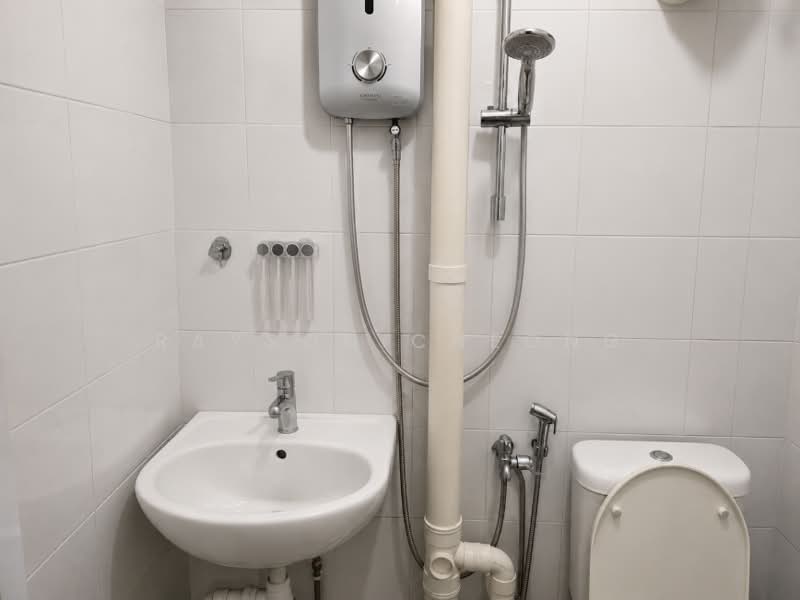 233 Ang Mo Kio Avenue 3, 233 Ang Mo Kio Avenue 3, 2 Bedrooms, 721 sqft, HDB Flat For Sale, by Rayson Cheong, 500230700 - Bathroom - PropertyGuru.com.sg