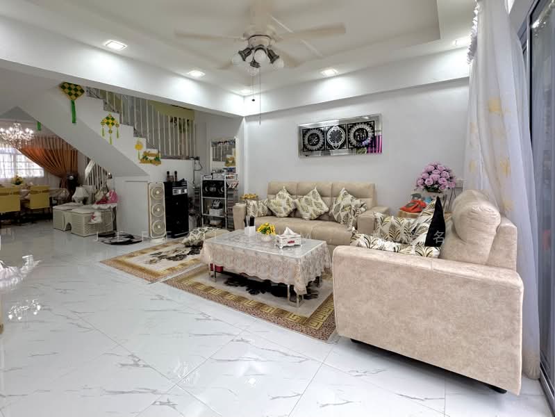 337 Jurong East Avenue 1, 337 Jurong East Avenue 1, 4 Bedrooms, 1,582 sqft, HDB Flat For Sale, by Jeffri Lim, 林冠名, 500230709 - Living Room - PropertyGuru.com.sg