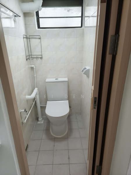 8 Lorong 7 Toa Payoh, 8 Lorong 7 Toa Payoh, 2 Bedrooms, 710 sqft, HDB Flat For Rent, by WEI DENG, 500230732 - Bathroom - PropertyGuru.com.sg