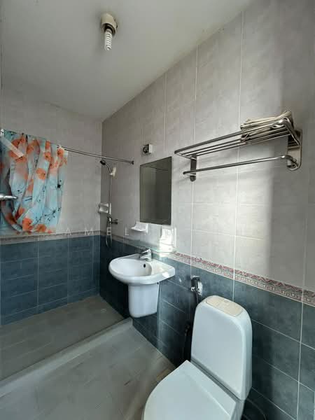 548365, , 6 Bedrooms, 2,800 sqft, Terraced House For Sale, by Amelyn Peh, 500230746 - Bathroom - PropertyGuru.com.sg