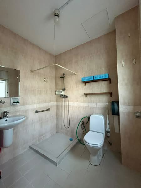 548365, , 6 Bedrooms, 2,800 sqft, Terraced House For Sale, by Amelyn Peh, 500230746 - Bathroom - PropertyGuru.com.sg