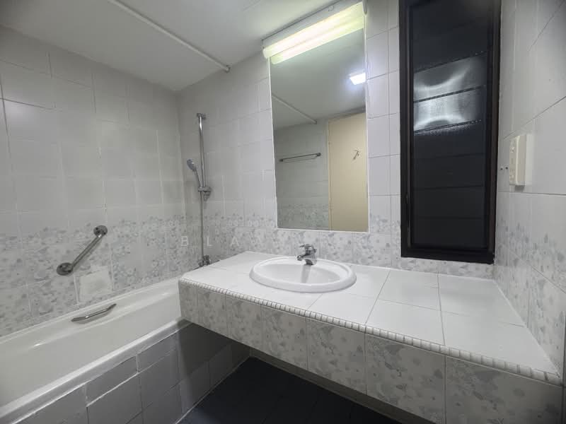 Mandarin Gardens, 5 Siglap Road, 2 Bedrooms, 1,001 sqft, Condominium For Sale, by Blay Koh, 500230786 - Bathroom - PropertyGuru.com.sg