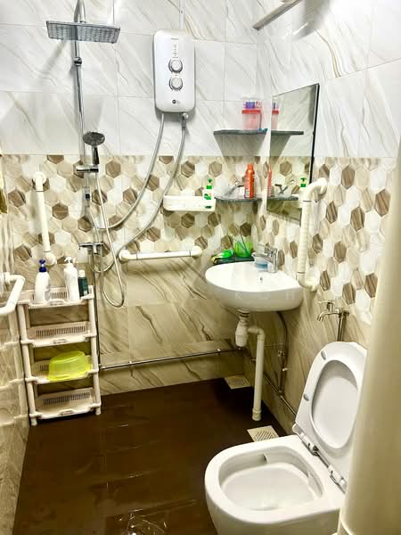 335 Serangoon Avenue 3, 335 Serangoon Avenue 3, 3 Bedrooms, 947 sqft, HDB Flat For Sale, by Louis Koh, 500230787 - Bathroom - PropertyGuru.com.sg