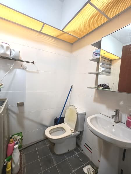 561A Jurong West Street 42, 561A Jurong West Street 42, 3 Bedrooms, 1,001 sqft, HDB Flat For Sale, by Kenny Kan, 500230817 - Bathroom - PropertyGuru.com.sg
