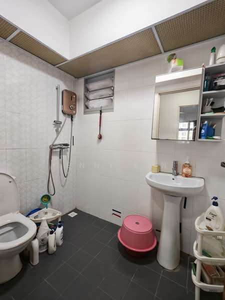 561A Jurong West Street 42, 561A Jurong West Street 42, 3 Bedrooms, 1,001 sqft, HDB Flat For Sale, by Kenny Kan, 500230817 - Bathroom - PropertyGuru.com.sg