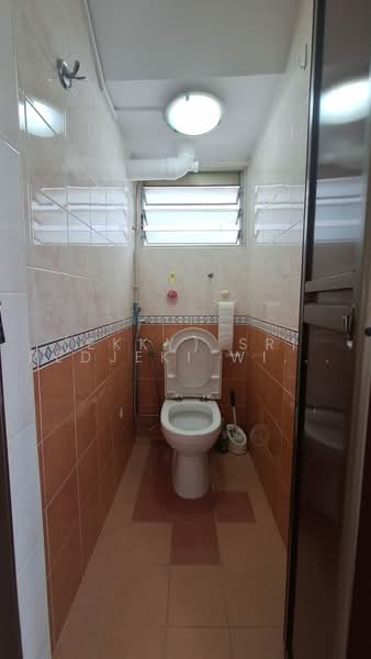 1 Lorong 7 Toa Payoh, 1 Lorong 7 Toa Payoh, 2 Bedrooms, 720 sqft, HDB Flat For Sale, by (Ekky) Sri Redjeki Widjaja, 500230828 - Bathroom - PropertyGuru.com.sg