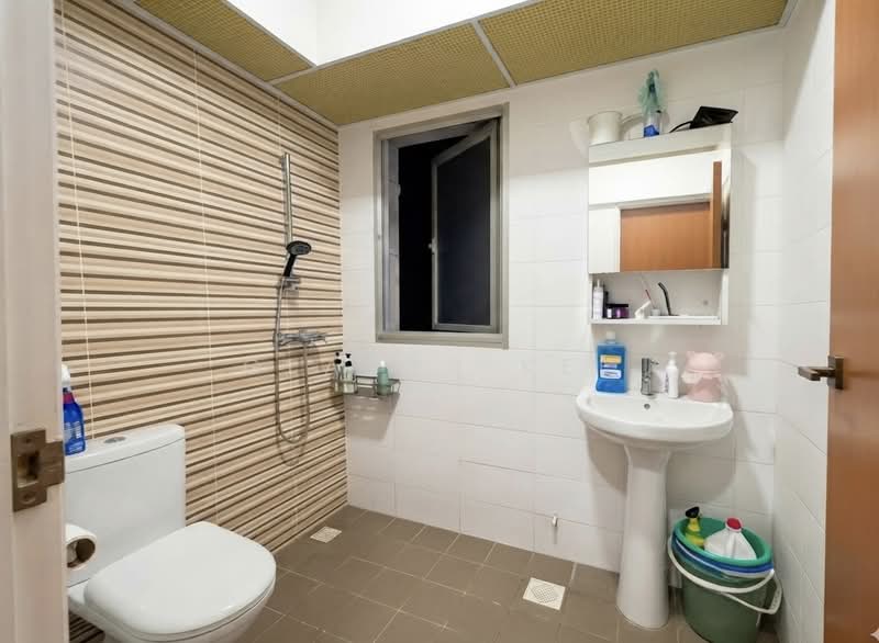 442A Bukit Batok West Avenue 8, 442A Bukit Batok West Avenue 8, 3 Bedrooms, 1,206 sqft, HDB Flat For Sale, by Gladys Kee, 500230846 - Bathroom - PropertyGuru.com.sg