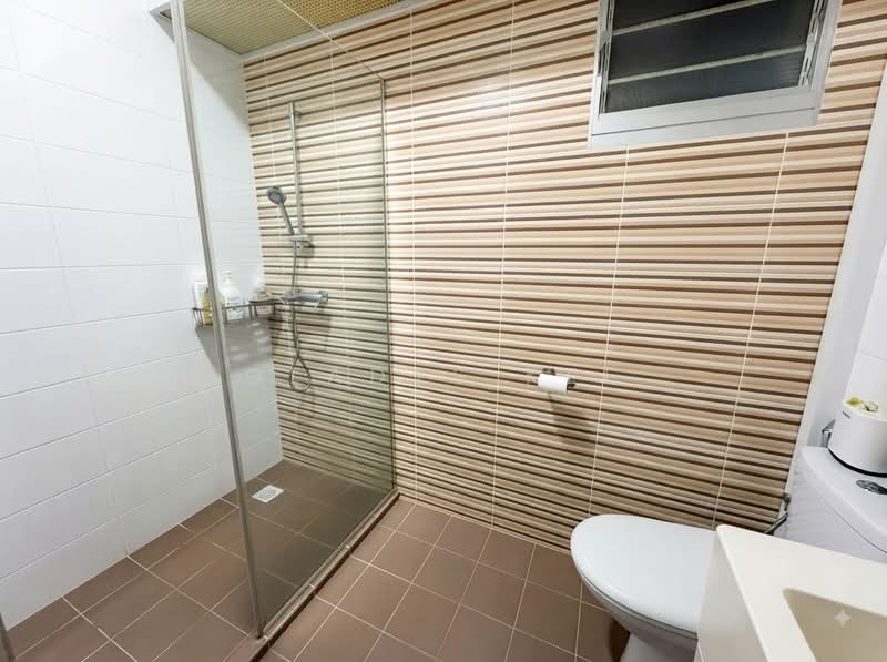 442A Bukit Batok West Avenue 8, 442A Bukit Batok West Avenue 8, 3 Bedrooms, 1,206 sqft, HDB Flat For Sale, by Gladys Kee, 500230846 - Bathroom - PropertyGuru.com.sg