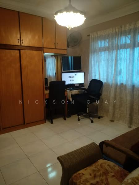 Spacious Master bedroom with ensuite bathroom, , Room Rental, 155 sqft, HDB Flat For Rent, by Nickson Guay, 500230910 - Study - PropertyGuru.com.sg