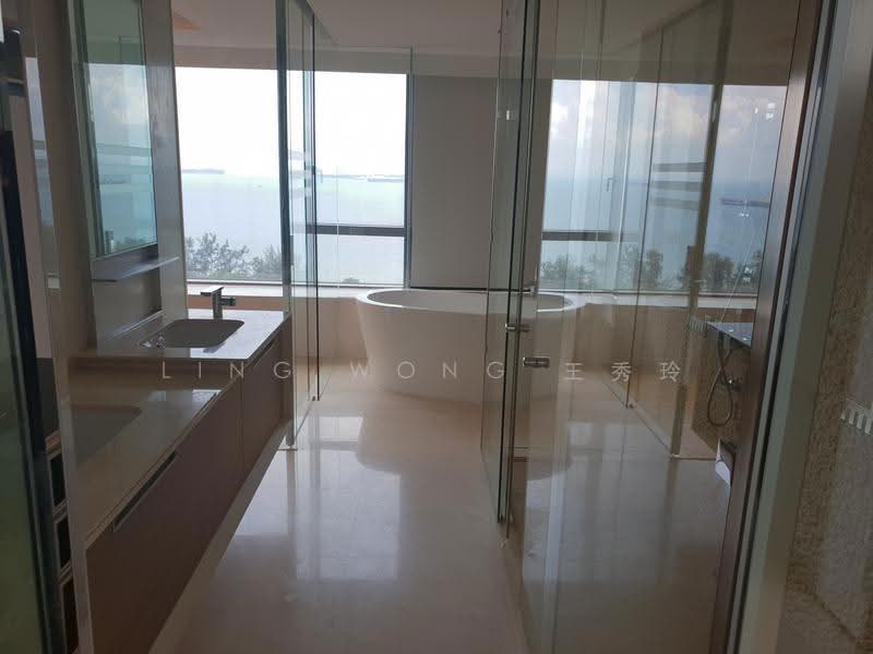 Silversea, East Coast / Marine Parade, 4 Bedrooms, 4,596 sqft, Condominium For Sale, by Ling Wong 王秀玲, 500230919 - Master Bathroom - PropertyGuru.com.sg