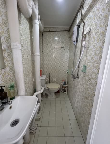 95 Old Airport Road, 95 Old Airport Road, 2 Bedrooms, 603 sqft, HDB Flat For Sale, by Elson Lee, 500230948 - Bathroom - PropertyGuru.com.sg