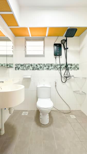 327C Anchorvale Road, 327C Anchorvale Road, 3 Bedrooms, 990 sqft, HDB Flat For Sale, by Graycin Wang Wei Ru, 500230956 - Bathroom - PropertyGuru.com.sg