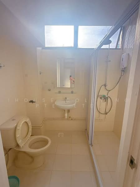 Orchard Towers, 1 Claymore Drive, Room Rental, 100 sqft, Condominium For Rent, by ling, 500230997 - Bathroom - PropertyGuru.com.sg