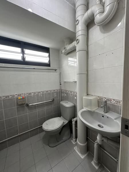 321 Ang Mo Kio Avenue 1, 321 Ang Mo Kio Avenue 1, 3 Bedrooms, 1,054 sqft, HDB Flat For Sale, by Chen Shu Huey, 500231023 - Bathroom - PropertyGuru.com.sg