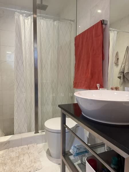 Vida, 5 Peck Hay Road, 2 Bedrooms, 1,227 sqft, Condominium For Rent, by Juliann Teo, 500231053 - Bathroom - PropertyGuru.com.sg