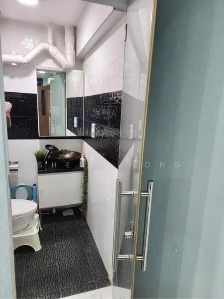 241 Jurong East Street 24, 241 Jurong East Street 24, 2 Bedrooms, 731 sqft, HDB Flat For Sale, by Sheila Wong, 500231072 - Bathroom - PropertyGuru.com.sg