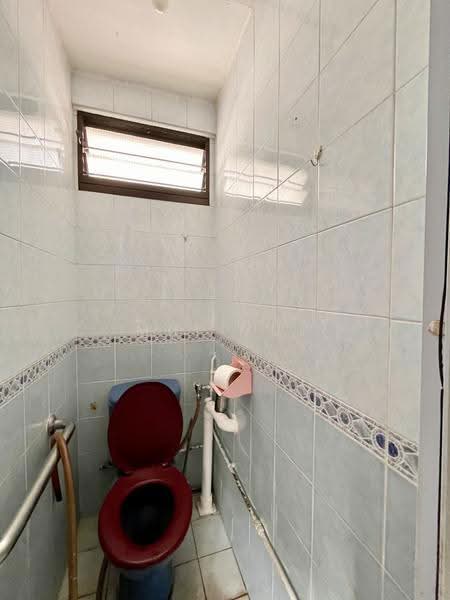 123 Lorong 1 Toa Payoh, 123 Lorong 1 Toa Payoh, Balestier / Toa Payoh, 2 Bedrooms, 721 sqft, HDB Flat For Sale, by Mui Mui, 500231109 - Bathroom - PropertyGuru.com.sg
