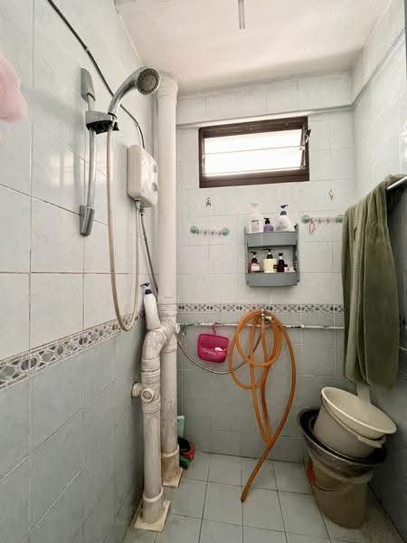 123 Lorong 1 Toa Payoh, 123 Lorong 1 Toa Payoh, Balestier / Toa Payoh, 2 Bedrooms, 721 sqft, HDB Flat For Sale, by Mui Mui, 500231109 - Bathroom - PropertyGuru.com.sg