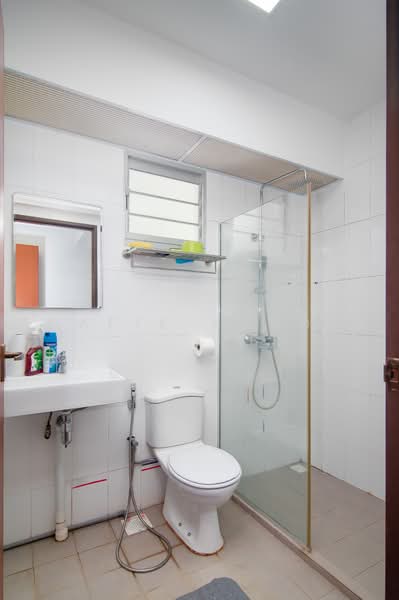 489A Choa Chu Kang Avenue 5, 489A Choa Chu Kang Avenue 5, 3 Bedrooms, 1,001 sqft, HDB Flat For Sale, by Shafik Yusope, 500231129 - Bathroom - PropertyGuru.com.sg