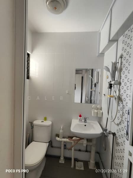 404 Bedok North Avenue 3, 404 Bedok North Avenue 3, 2 Bedrooms, 990 sqft, HDB Flat For Rent, by Caleb Seah, 500231130 - Bathroom - PropertyGuru.com.sg