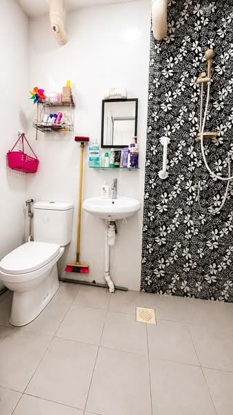 205 Choa Chu Kang Central, 205 Choa Chu Kang Central, 3 Bedrooms, 1,119 sqft, HDB Flat For Sale, by Amir Bahrom, 500231141 - Bathroom - PropertyGuru.com.sg
