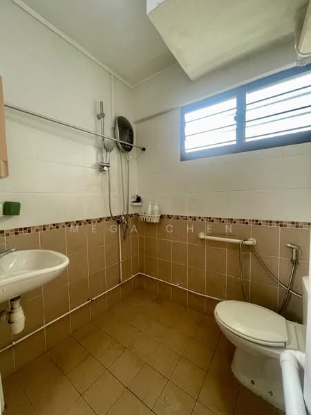 169 Bukit Batok West Avenue 8, 169 Bukit Batok West Avenue 8, 2 Bedrooms, 786 sqft, HDB Flat For Sale, by Mega Chen, 500231167 - Bathroom - PropertyGuru.com.sg