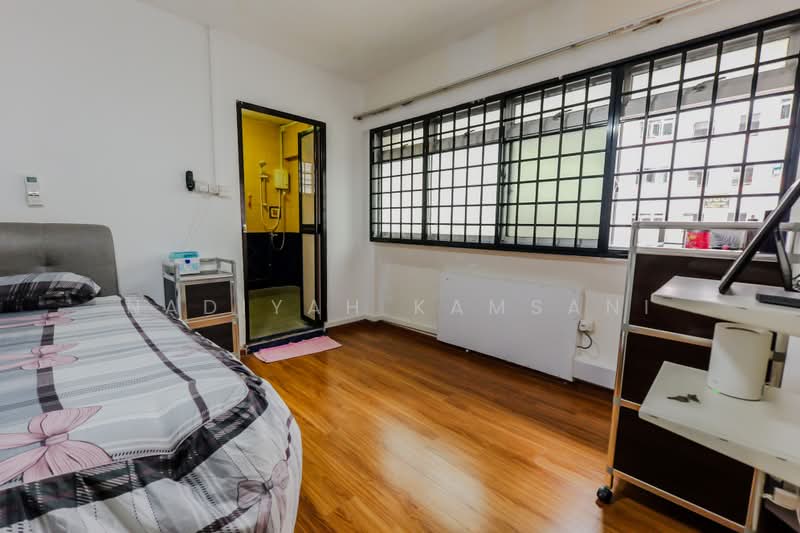 381 Tampines Street 32, 381 Tampines Street 32, 3 Bedrooms, 1,313 sqft, HDB Flat For Sale, by Nadiyah Kamsani, 500231168 - Masterbedroom - HUGE and no built-in - PropertyGuru.com.sg