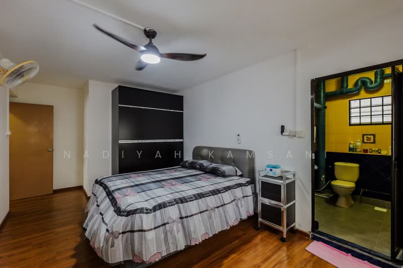 381 Tampines Street 32, 381 Tampines Street 32, 3 Bedrooms, 1,313 sqft, HDB Flat For Sale, by Nadiyah Kamsani, 500231168 - Masterbedroom - HUGE and no built-in - PropertyGuru.com.sg