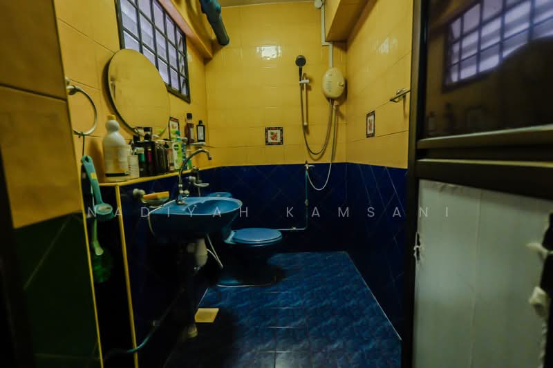 381 Tampines Street 32, 381 Tampines Street 32, 3 Bedrooms, 1,313 sqft, HDB Flat For Sale, by Nadiyah Kamsani, 500231168 - Massive common toilet - PropertyGuru.com.sg