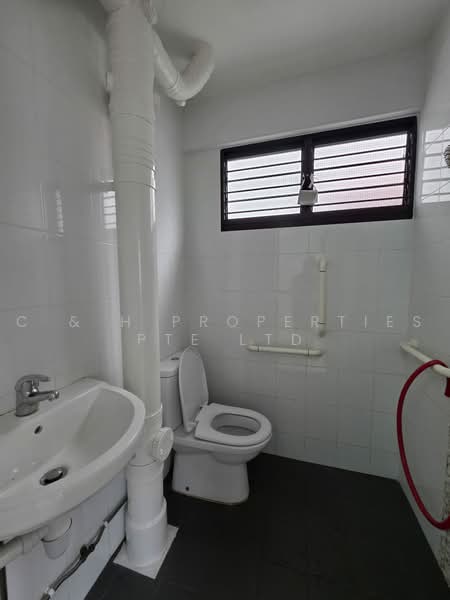 115 Serangoon North Avenue 1, 115 Serangoon North Avenue 1, 2 Bedrooms, 775 sqft, HDB Flat For Sale, by REBECCA, 500231186 - Bathroom - PropertyGuru.com.sg