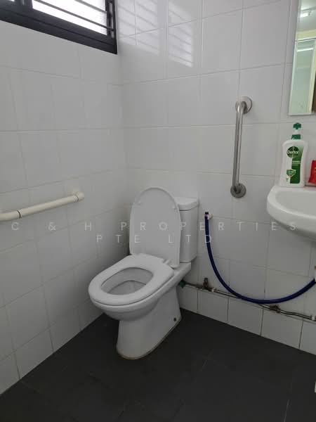 115 Serangoon North Avenue 1, 115 Serangoon North Avenue 1, 2 Bedrooms, 775 sqft, HDB Flat For Sale, by REBECCA, 500231186 - Bathroom - PropertyGuru.com.sg