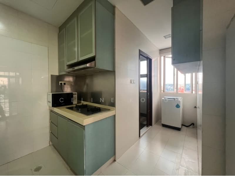 Crystal De Azure, 18 How Sun Close, 2 Bedrooms, 947 sqft, Apartment For Rent, by Celine Kong, 500231251 - PropertyGuru.com.sg
