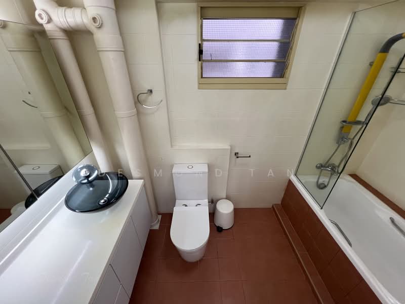 116 Edgefield Plains, 116 Edgefield Plains, 4 Bedrooms, 1,399 sqft, HDB Flat For Rent, by Desmond Tan, 500231291 - Master Bathroom - PropertyGuru.com.sg