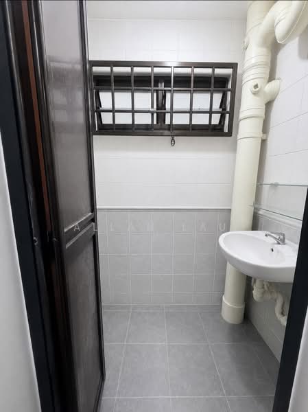 12 Holland Avenue, 12 Holland Avenue, 2 Bedrooms, 700 sqft, HDB Flat For Sale, by Allan Lau, 500231325 - Bathroom - PropertyGuru.com.sg