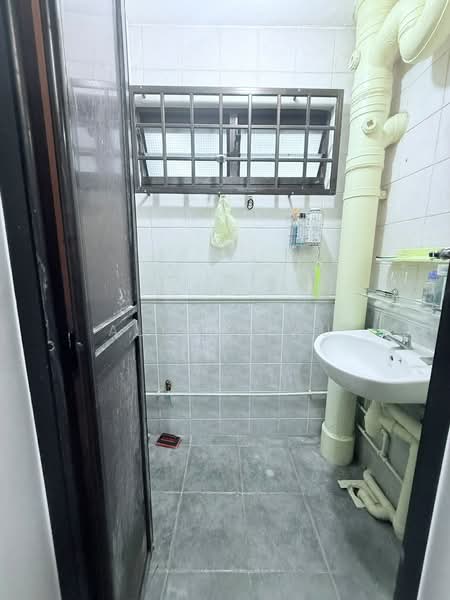 12 Holland Avenue, 12 Holland Avenue, 2 Bedrooms, 700 sqft, HDB Flat For Sale, by Allan Lau, 500231325 - Bathroom - PropertyGuru.com.sg