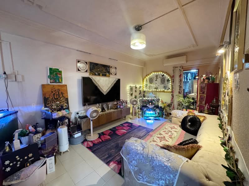 411 Bukit Batok West Avenue 4, 411 Bukit Batok West Avenue 4, 2 Bedrooms, 786 sqft, HDB Flat For Sale, by Risdian Isbintara, 500231342 - Living Room - PropertyGuru.com.sg