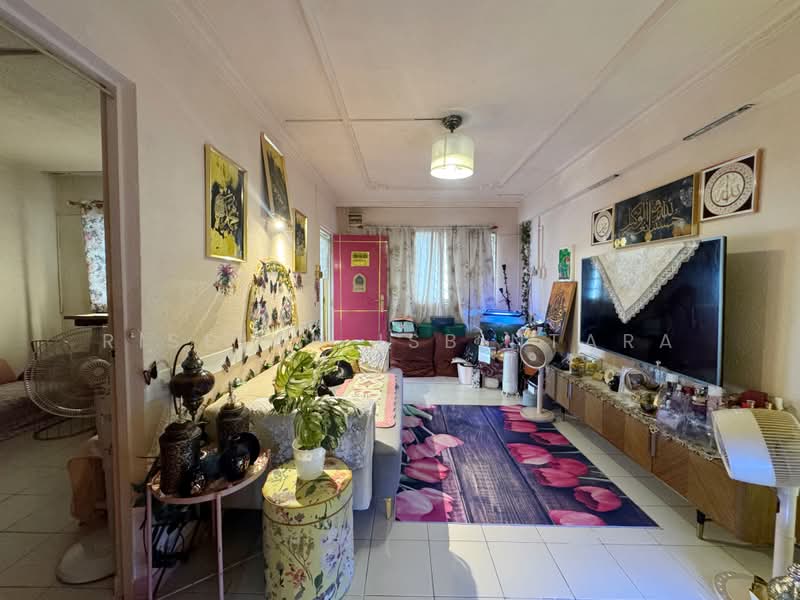 411 Bukit Batok West Avenue 4, 411 Bukit Batok West Avenue 4, 2 Bedrooms, 786 sqft, HDB Flat For Sale, by Risdian Isbintara, 500231342 - Living Room - PropertyGuru.com.sg