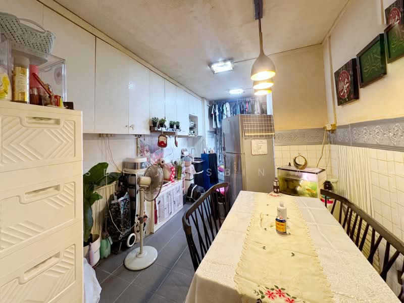411 Bukit Batok West Avenue 4, 411 Bukit Batok West Avenue 4, 2 Bedrooms, 786 sqft, HDB Flat For Sale, by Risdian Isbintara, 500231342 - Kitchen - PropertyGuru.com.sg